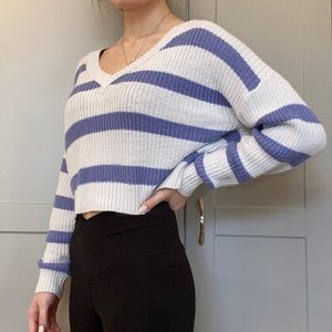 V-neck striped sweater crop.